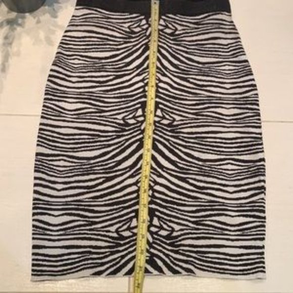 EUC🌸John & Jenn Zebra Print Knitwear Skirt - Picture 9 of 17